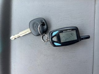 2004 Toyota Sienna LE - Interior Steering Wheel With Keys Image